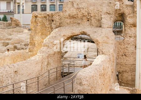 13. JULI 2018, ZARAGOZA, SPANIEN: Archäologische Ruinen des römischen Theaters in Zaragoza Stockfoto