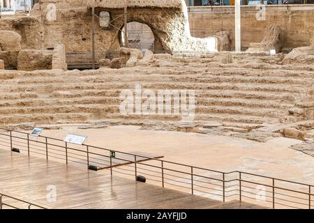 13. JULI 2018, ZARAGOZA, SPANIEN: Archäologische Ruinen des römischen Theaters in Zaragoza Stockfoto