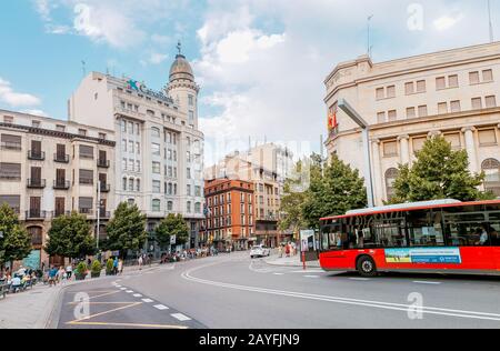 13. JULI 2018, ZARAGOZA, SPANIEN: Caixa-Bank und Bürohochhäuser im Stadtzentrum Stockfoto