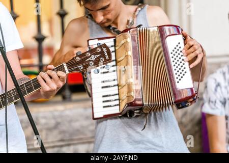 13. JULI 2018, ZARAGOZA, SPANIEN: Bandgruppe für Straßenmusiker, die Musik spielt Stockfoto