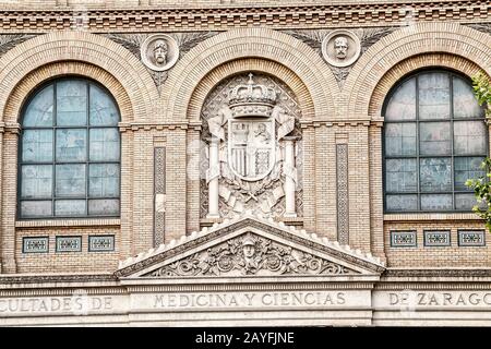 13. JULI 2018, ZARAGOZA, SPANIEN: Fassade des Medical College mit Zaragoza Wappen Stockfoto