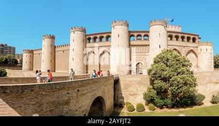 14. JULI 2018, ZARAGOZA, SPANIEN: Aljaferia ist einer der berühmtesten Orte in Zaragoza. Maurischer islamischer Palast im mudejar-baustil Stockfoto