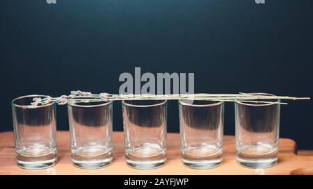 Fünf leere Brille symmetrisch platziert. Konzeptionelles, kommerzielles und Werbefoto. Kopierbereich Stockfoto