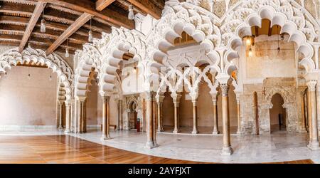 14. JULI 2018, ZARAGOZA, SPANIEN: Aljaferia ist einer der berühmtesten Orte in Zaragoza. Maurischer islamischer Palast im mudejar-baustil Stockfoto