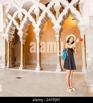 14. JULI 2018, ZARAGOZA, SPANIEN: Aljaferia ist einer der berühmtesten Orte in Zaragoza. Maurischer islamischer Palast im mudejar-baustil Stockfoto