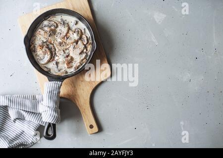 Champignons mit frischem Dill, Käse und Sauerrahm. Stockfoto