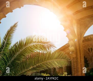 14. JULI 2018, ZARAGOZA, SPANIEN: Aljaferia ist einer der berühmtesten Orte in Zaragoza. Maurischer islamischer Palast im mudejar-baustil Stockfoto