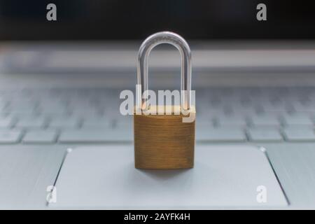 Sicherheitssperre auf einem Laptop Stockfoto