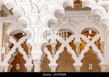 14. JULI 2018, ZARAGOZA, SPANIEN: Aljaferia ist einer der berühmtesten Orte in Zaragoza. Maurischer islamischer Palast im mudejar-baustil Stockfoto