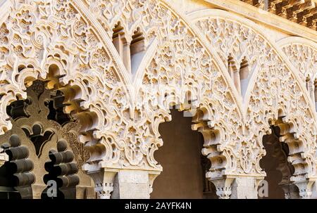 14. JULI 2018, ZARAGOZA, SPANIEN: Aljaferia ist einer der berühmtesten Orte in Zaragoza. Maurischer islamischer Palast im mudejar-baustil Stockfoto