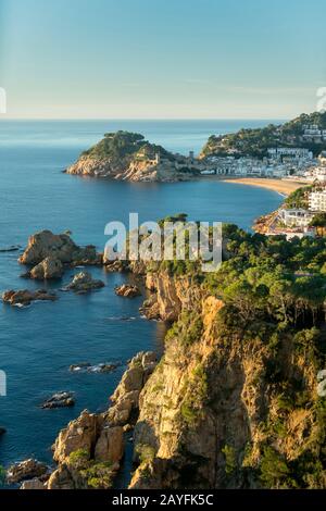 KÜSTENLINIE ÜBER TOSSA DE MAR COSTA BRAVA KATALONIEN SPANIEN Stockfoto