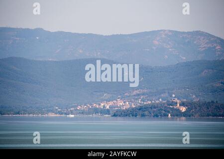 San Feliciano und Lago Trasimeno (Trasimeno-See) von Sant'Arcangelo, Umbrien Italien aus gesehen. August 2019 © Wojciech Strozyk / Alamy Stock Photo Stockfoto