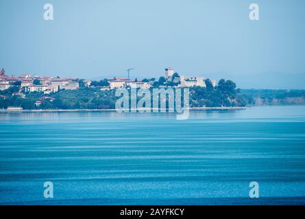 Das mittelalterliche Rocca del Leone (Festung des Löwen) wurde im 13. Jahrhundert von Kaiser Friedrich II. In Castiglione del Lago und Lago Trasimeno (Trasime-See) erbaut Stockfoto