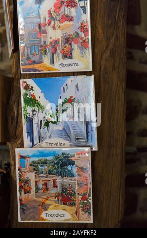 Fliesen aus Trevelez und Alpujarra im Laden in La Solera de la Alpujarra, Trevelez (eines der höchsten Dörfer Spaniens), Andalucia, Spanien im Februar Stockfoto