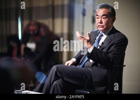 Berlin, Deutschland. Februar 2020. Der chinesische Staatsrat und Außenminister Wang Yi spricht in einem Interview mit Reuters in Berlin vom 14. Februar 2020. Credit: Wang Qing/Xinhua/Alamy Live News Stockfoto