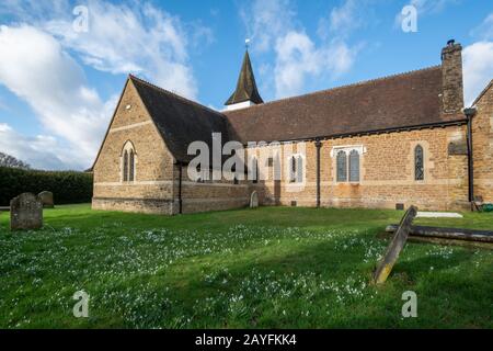 ST James Pfarrkirche in Elstead Village, Surrey, Großbritannien, mit Schneefällen im Februar Stockfoto