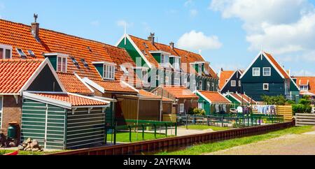 Blick auf die Markener Innenstadt mit Hinterhöfen traditioneller Holzhäuser an der Rietlandstraße an einem sonnigen Nachmittag. Nordholland, Niederlande Stockfoto