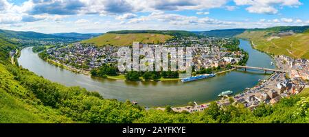 Panorama-Luftbild Bernkastel-Kues, Moseltal und Fluss an einem sonnigen Nachmittag. Rheinland-Pfalz, Deutschland. Stockfoto