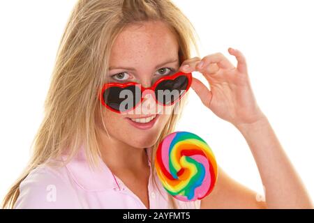 Eine junge blonde Frau mit einem Lolli, Lutscher, Schlecker, freut sich, MR: Ja Stockfoto