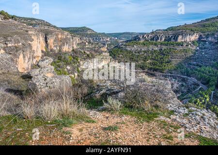 Huecar River Canyon in unmittelbarer Nähe der Stadt Cuenca. Gemeinde Castilla la Mancha. Spanien Stockfoto