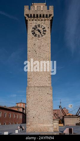 Denkmal bekannt als Torre de Mangana auf dem Gelände, wo sich der alte arabische Alcazar in der Stadt Cuenca, Europa spanien, befand Stockfoto