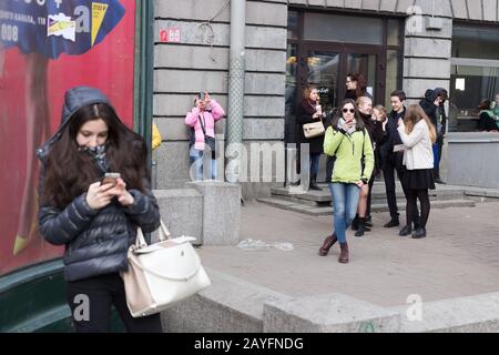 Eine Gruppe junger Menschen verließ das Café und beobachtet am 20. März 2015 in Sankt Petersburg Russland eine partielle Sonnenfinsternis Stockfoto