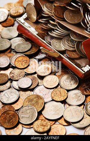 Viele russische Kleinmünzen im Pursefull. Geld passt nicht in eine Geldbörse Stockfoto