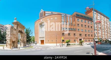 Zaragoza, SPANIEN - 14. JULI 2018: Die alte Puerta del Carmen und das Kloster der Karmeliter-Menschwerdung Stockfoto