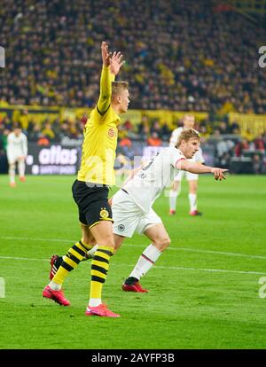 Fußball Dortmund - Frankfurt, Dortmund 14. Februar 2020. Erling HAALAND, BVB 17 kämpfen um den Ball, Tackling, Duell, Kopfball, Zweikampf, Aktion, Kampf gegen Martin HINTEREGGER, FRA 13 BORUSSIA DORTMUND - EINTRACHT FRANKFURT 4-0 - DFL-REGELUNGEN VERBIETEN JEDE VERWENDUNG VON FOTOS als BILDSEQUENZEN und/oder QUASI-VIDEO - 1.Deutsche Fußball-Liga, Dortmund, 14. Februar 2020. Saison 2019/2020, Spieltag 22, BVB, © Peter Schatz / Alamy Live News Stockfoto