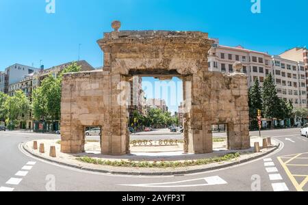 Zaragoza, SPANIEN - 14. JULI 2018: Alte Puerta del Carmen oder Stadttorbogen in Zaragoza Stockfoto