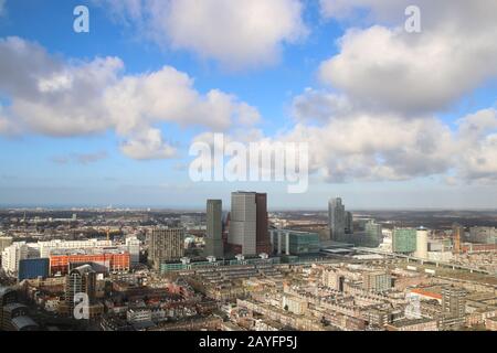 Hohe Gebäude der Skyline der Stadt den Haag am sonnigen Tag Stockfoto