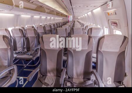 Perspektivische Sicht auf leere Flugzeugsitze und Beleuchtung in der Türkei Stockfoto