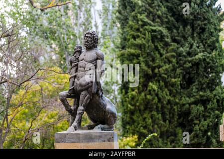 Zaragoza, SPANIEN - 14. JULI 2018: Statue des Kentaurs im Park Stockfoto