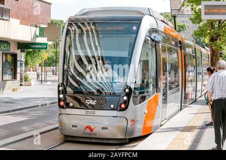 Zaragoza, SPANIEN - 14. JULI 2018: Straßenbahn öffentlicher Verkehr in Saragossa Stockfoto