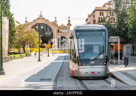 Zaragoza, SPANIEN - 14. JULI 2018: Straßenbahn öffentlicher Verkehr in Saragossa Stockfoto