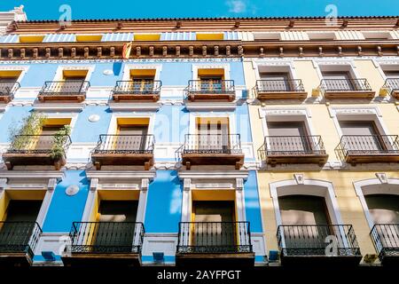 Zaragoza, SPANIEN - 14. JULI 2018: Zaragoza Straße in der Nähe der Pilar-Kathedrale Stockfoto