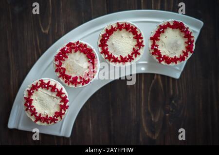 Schöne Tassenkuchen Blumen aus Buttercreme, in rot-rosa Farbe. Geeignet für Geburtstag, Jubiläum, Valentinstag und Festtage. Selektive Fokussierung Stockfoto