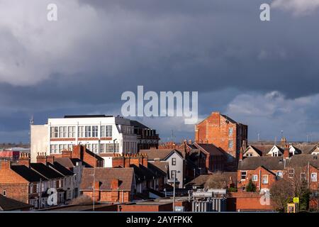 Vom Parkplatz des Newland Shopping Center, Kettering, Northamptonshire, England, Großbritannien, Blick auf das Dach über Kettering.
