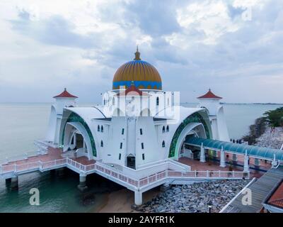 Luftaufnahme von Masjid Selat Melaka, Melaka-Moschee auf einer künstlich erstellten Insel an der Straße von Melaka. Stockfoto