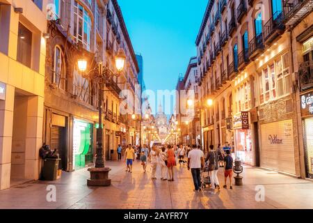 Zaragoza, SPANIEN - 14. JULI 2018: Straße, die nachts zur Pilar-Kathedrale führt Stockfoto