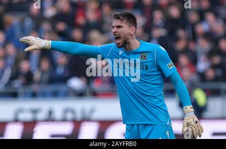 Hannover, Deutschland. Februar 2020. Fußball: 2. Bundesliga, 22. Spieltag: Hannover 96 - Hamburger SV in der HDI Arena in Hannover. Hannovers Torhüter Ron-Robert Zieler ist im Tor und beauftragt seine Verteidiger. Kredit: Peter Steffen / dpa - WICHTIGER HINWEIS: Gemäß den Vorschriften der DFL Deutsche Fußball Liga und des DFB Deutscher Fußball-Bund ist es untersagt, im Stadion und/oder aus dem fotografierten Spiel in Form von Sequenzbildern und/oder videoähnlichen Fotoserien auszunutzen oder auszunutzen./dpa/Alamy Live News Stockfoto