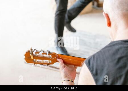 Nahaufnahme einer Tänzerin, die Leidenschaft solo Füße tanzt, in Flamencoschuhen im Freien Stockfoto