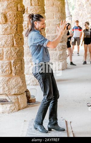 Barcelona, SPANIEN - 11. JULI 2018: Porträt des selbstbewussten Macho-Mannes, der solo Flamenco im Freien auf der Straße der Stadt tanzt Stockfoto