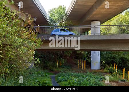 Verkehrsknotenpunkt mit Autobahn A46, Ruhrtal-Autobahn und Kunstwerk "Primus inter pares", Deutschland, Nordrhein-Westfalen, Sauerland, Arnsberg Stockfoto