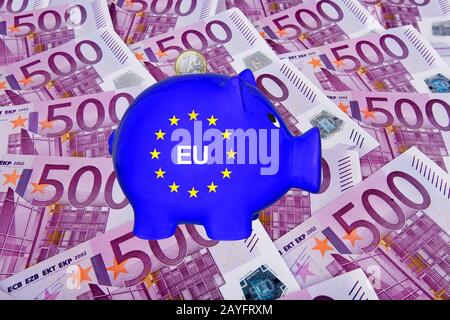 Blaue EU-Sparkassen mit 500-Euro-Scheine im Hintergrund, Composing, Europa Stockfoto