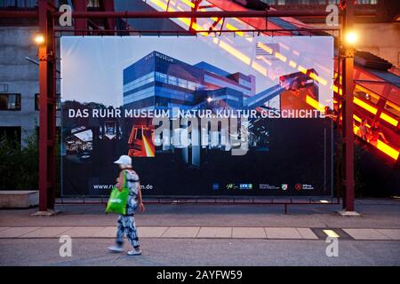 Plakat des Ruhrmuseums vor dem Gangway der Kohlenmine Zollverein am Abend, Deutschland, Nordrhein-Westfalen, Ruhrgebiet, Essen Stockfoto