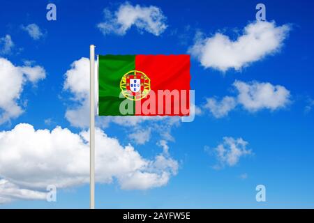 Flagge Portugals vor blauem bewölktem Himmel, Portugal Stockfoto