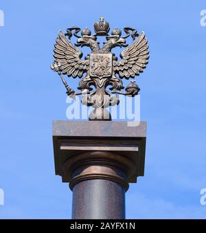 KRONSHTADT, RUSSLAND - 18. JULI 2015: Doppelköpfiger Adler - das Wappen Russlands schließt sich auf einem Hintergrund des blauen Himmels an Stockfoto