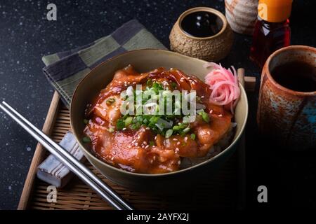 Reis mit gebratenem Schweinefleisch und Kimchi-Sauce, koreanische und japanische Küche. Stockfoto