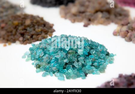 Rohe blaue Mineralsteine auf dem Schmuckmarkt mit Außenbeleuchtung. Stockfoto